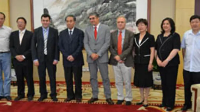  Rom&aacute;n Rodr&iacute;guez, Carlos Aymerich y Xulio R&iacute;os, con las autoridades de China durante su visita al pa&iacute;s.