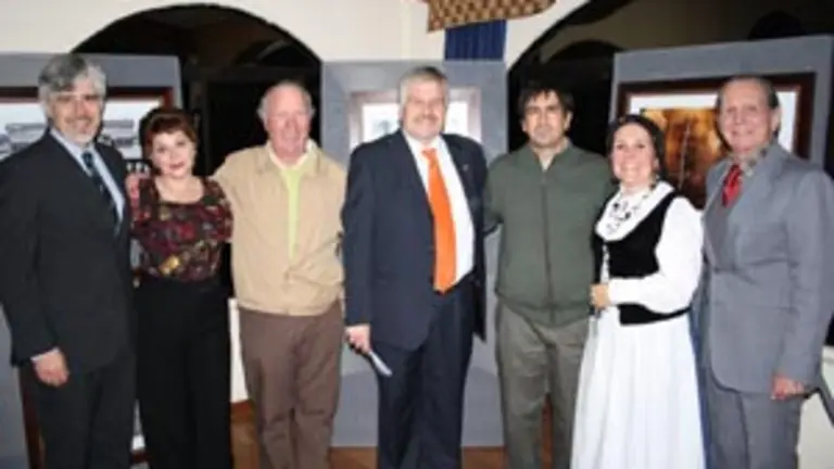  El presidente entrante y el saliente, junto a directores del Centro Gallego de Valpara&iacute;so.