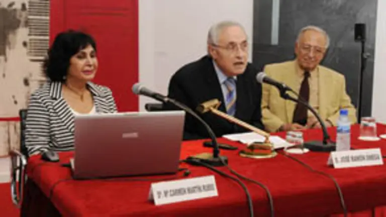  Mar&iacute;a del Carmen Mart&iacute;n Rubio, con Jos&eacute; Ram&oacute;n &Oacute;nega &ndash;a su izda.&ndash; y el senador Gabriel Elorriaga, en la charla en la Casa de Galicia de Madrid.