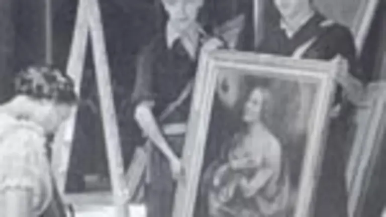  Una de las pinturas plasma un momento de la catalogaci&oacute;n de obras.