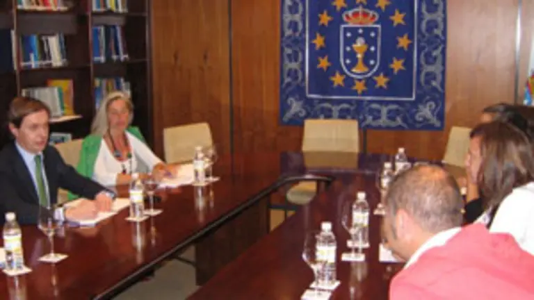  Gamallo &ndash;izda.&ndash;, en la reuni&oacute;n en la que inform&oacute; de la concesi&oacute;n de la partida presupuestaria.