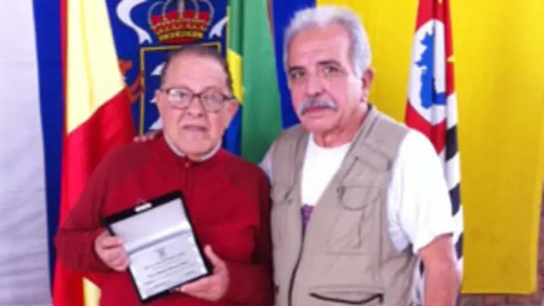  Andrés Betancor entregó una placa a Filisberto Herrera Araujo.