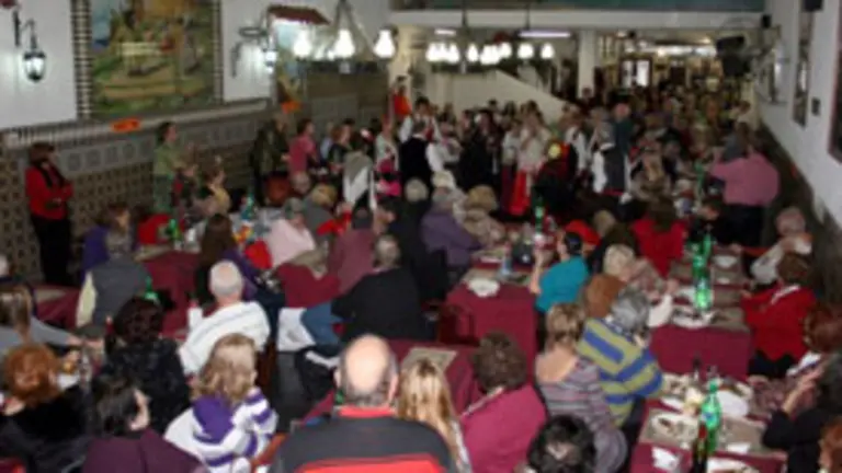  Los socios disfrutaron de la comida en las instalaciones de la entidad.
