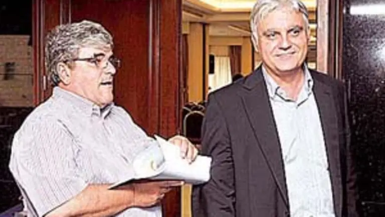  El secretario general del PSOE de Canarias, José Miguel Pérez (d), a la salida de la reunión extraordinaria del Comité Regional de este partido, que tuvo lugar el pasado viernes en Las Palmas.