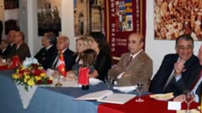  Florencia Calvo –en el centro de la mesa de cabecera–, junto a directivos de entidades hermanas, durante la celebración del aniversario.