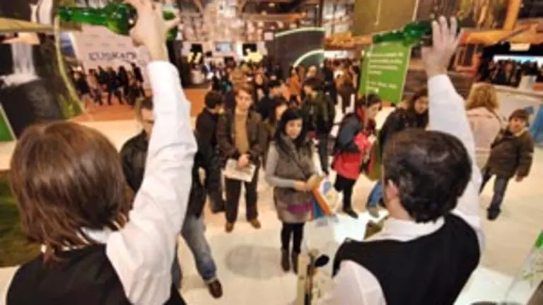  Dos escanciadores, en el estand de Asturias en Fitur.