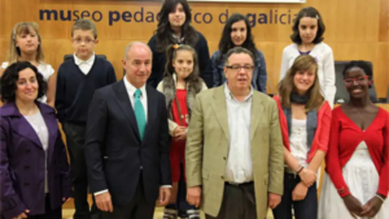  Santiago Camba y Antonio Aguar&oacute;n, con los ganadores del concurso 'Un mundo de color'.