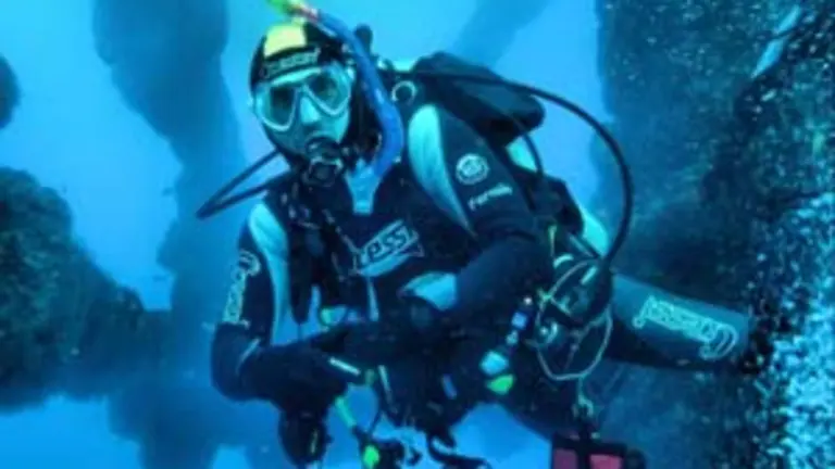  El instructor Ferm&iacute;n Garc&iacute;a inspecciona el arrecife.