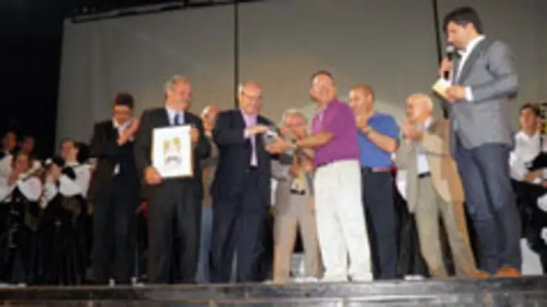 Jos&eacute; Montilla recibe un agasallo dos directivos da asociaci&oacute;n Rosal&iacute;a de Castro. 