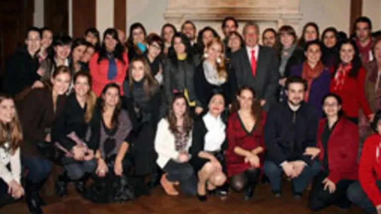 Los j&oacute;venes posan junto al embajador y directivos, al t&eacute;rmino de la inauguraci&oacute;n del Foro. 