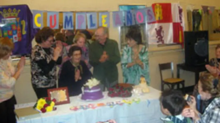 Justa Ortega (c), con familiares y amigos el día de su cumpleaños. 