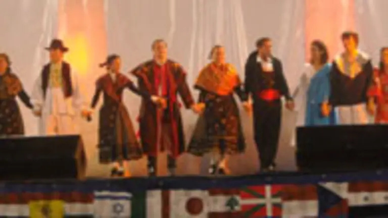 El grupo de baile se ocupó de animar la celebración festiva. 