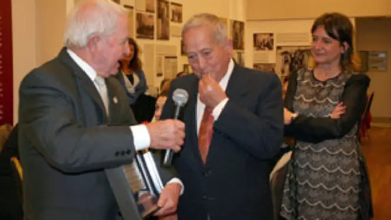 Teodoro González entrega una plaqueta a Arsenio Alvaro, en reconocimiento a su labor en pro de la asociación.