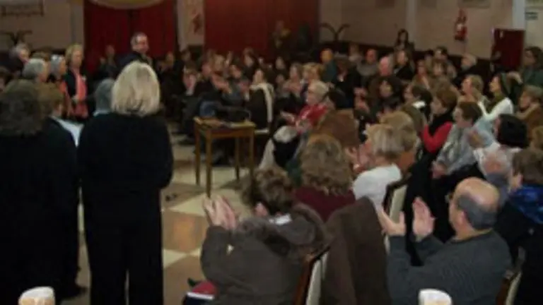 Numeroso público se dio cita en la Casa de España en Lamadrid para seguir la charla de las psicólogas. 