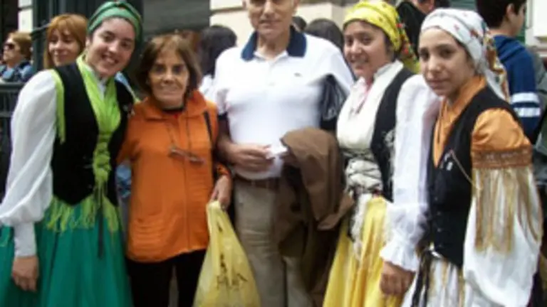 Eligio Mart&iacute;nez, acompa&ntilde;ado por integrantes del grupo de baile de la 'Asociaci&oacute;n Hijos de Zas'. 