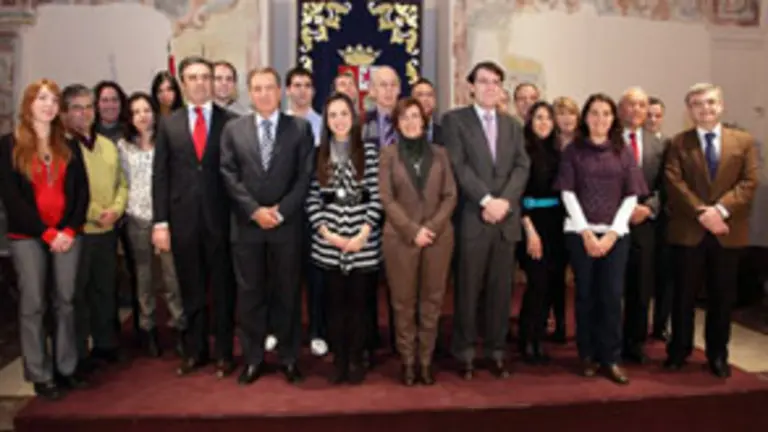 Los consejeros de Interior y Educación, con los becados en 2010. 