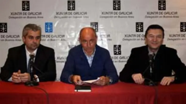 Santiago Camba, durante la presentaci&oacute;n, flanqueado por L&oacute;pez Dobarro y Vila Al&eacute;n.