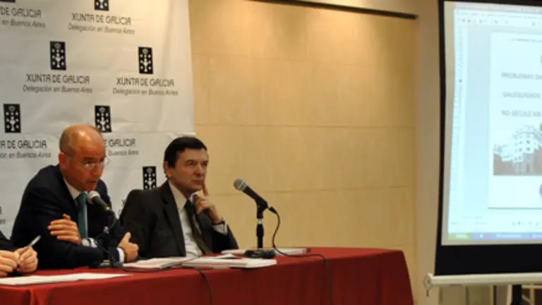 Santiago Camba present&oacute; el Plan Integral de la Emigraci&oacute;n 2011-2013 acompa&ntilde;ado por Alejandro L&oacute;pez Dobarro y Jos&eacute; Vila Al&eacute;n.