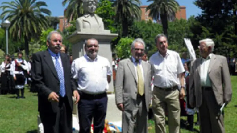 O presidente da entidade, xunto as outras autoridades, trala ofrenda ao busto de Rosal&iacute;a de Castro. 