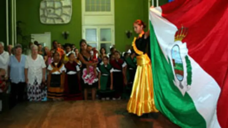 Una gran bandera de la sociedad presidi&oacute; la festividad por el 96&ordm; aniversario.