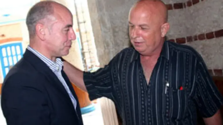 El secretario xeral de Emigraci&oacute;n, Santiago Camba, conversa con Juan A. Orallo, durante la &uacute;ltima visita del dirigente de la Xunta a Cuba. 