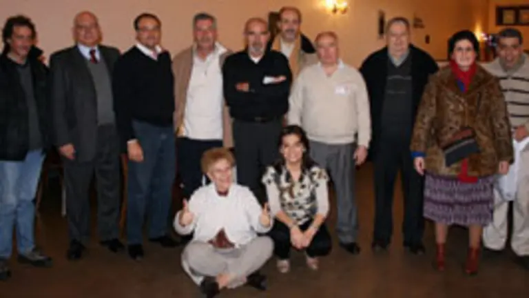 Alfredo Enr&iacute;quez Badas, junto a un grupo de socios antes del almuerzo. 
