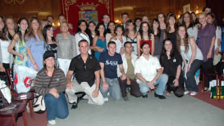 Jóvenes participantes en ediciones anteriores, junto a Fernández Mañueco y Martínez Maíllo. 