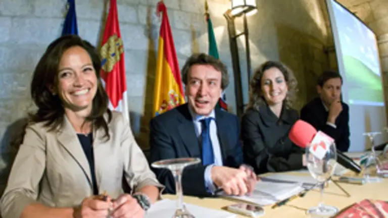 María de Diego (i) y José Antonio de Santiago-Juárez, en una imagen de archivo. 