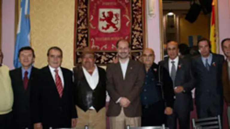 El presidente de la Región Leonesa –el tercero por la derecha–, junto a dirigentes invitados. 