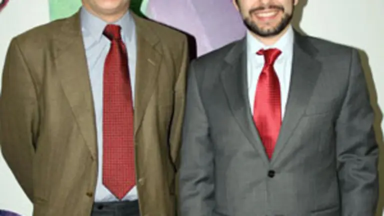 Ernesto Monsalve –dcha.– y Manuel Durán, en la sede de la Consejería de Cultura de la Embajada de España en Argentina. 