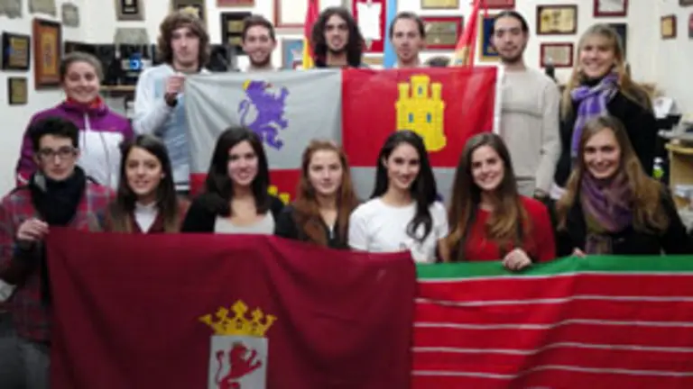 Los jóvenes viajeros antes de partir hacia España. 