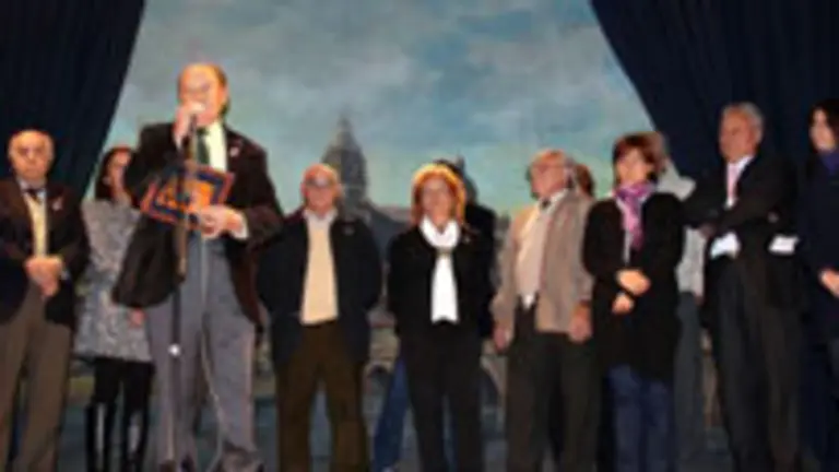 La Comisión directiva distingue al presidente saliente Manuel Pascua. 