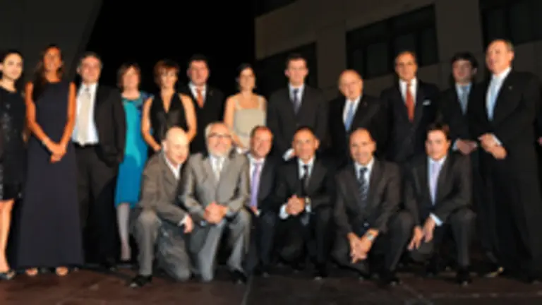 Feij&oacute;o, con los responsables de AEGA-CAT y los premiados-