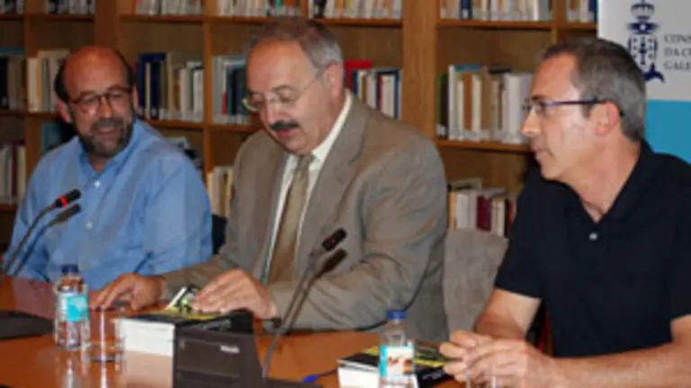 De izda. a dcha., Carlos M&eacute;ixome, Ram&oacute;n Villares y Xos&eacute; Manuel Malheiro, durante la presentaci&oacute;n. 