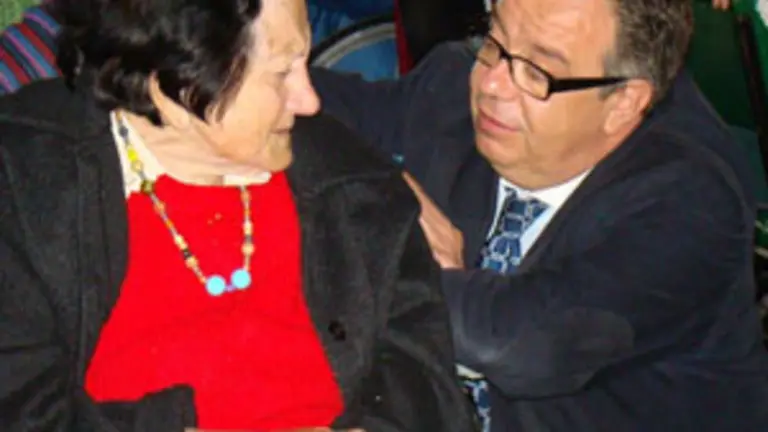 El subdirector xeral Antonio Aguar&oacute;n saluda a una de las residentes. 