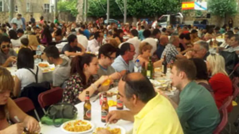 El recinto del Instituto se llen&oacute; de comensales para saborear los productos t&iacute;picos gallegos. 