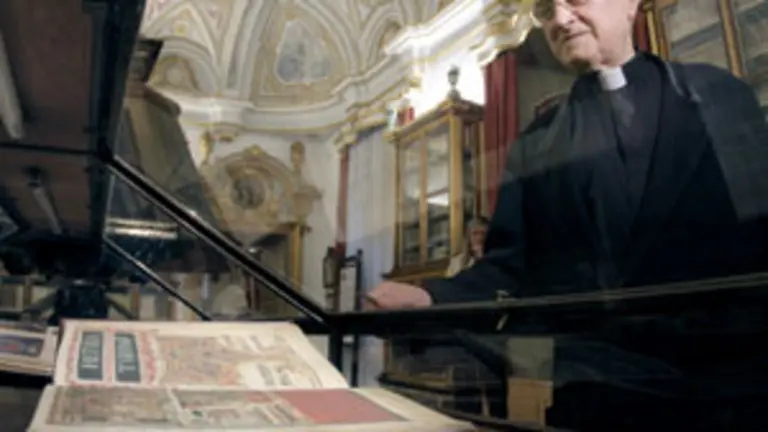 El de&aacute;n Jos&eacute; Mar&iacute;a D&iacute;az observa una edici&oacute;n facs&iacute;mil del C&oacute;dice Calixtino, expuesta en una sala de la catedral, de cuyo archivo ha desaparecido la obra original. 