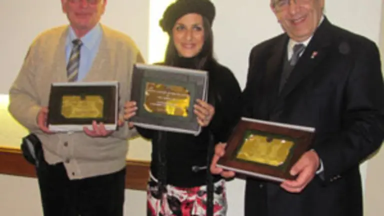 Alfonso Tob&iacute;o, Karina Boo y Alberto Lago muestran sus plaquetas. 