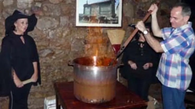 Mar&iacute;a R&uacute;a de Garc&iacute;a, Dulcerina Castro de Lago y Jos&eacute; Manuel Pardo Rey, elaborando la &lsquo;Queimada&rsquo;. 