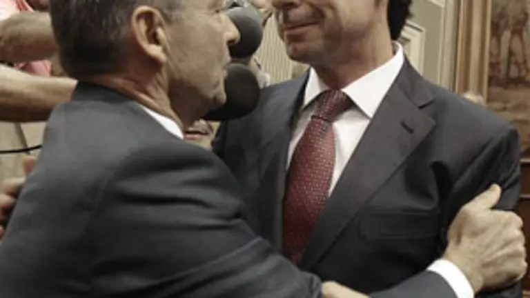 El presidente del PP de Canarias, José Manuel Soria, felicita a Paulino Rivero tras ser reelegido presidente. 