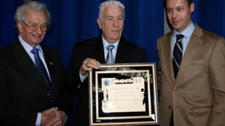 Juan Manuel Posada, acompa&ntilde;ado por Antonio Nespral, entrega una placa al c&oacute;nsul Ricardo Santos Alfonso. 