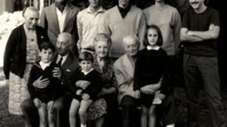 Francisco &Aacute;lvarez-Cascos &ndash;de pie 2&ordm; por la izda.&ndash;, posa con sus familiares en Argentina, destacando su abuelo sentado con una ni&ntilde;a en los brazos. 