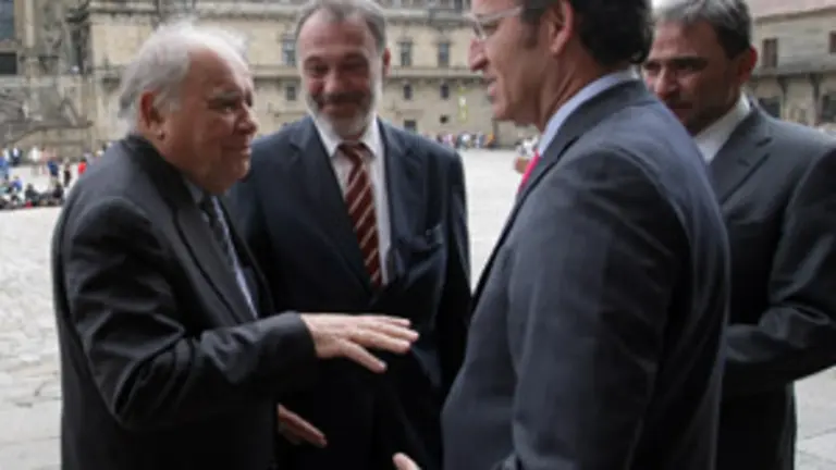 Feij&oacute;o y Enrique Iglesias conversan en la Plaza do Obradoiro, junto a la Catedral de Santiago. 