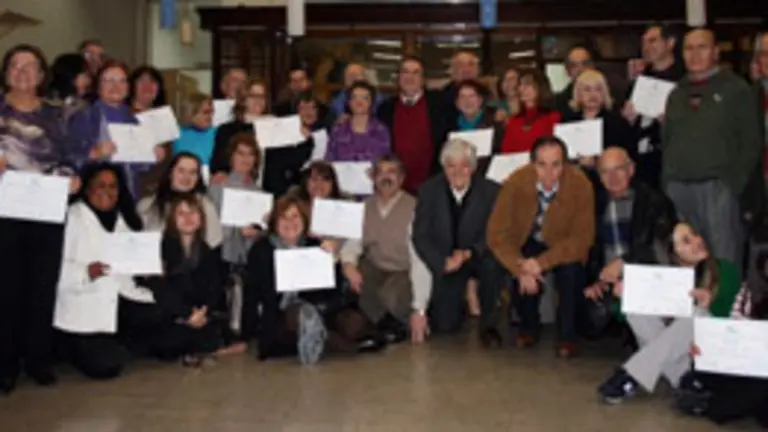 Integrantes de la Uni&oacute;n de Sociedades Gallegas, profesores y alumnos, con sus diplomas. 