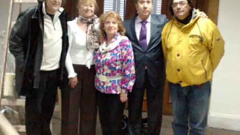 Los directivos del Centro de Madrileños, durante la visita a la sede. 