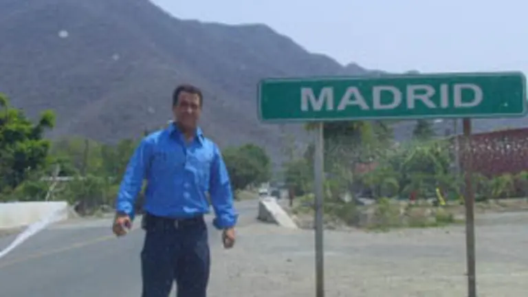 José Luis Beato, presidente de la Casa de Madrid de México, junto al indicador en la entrada de la localidad. 