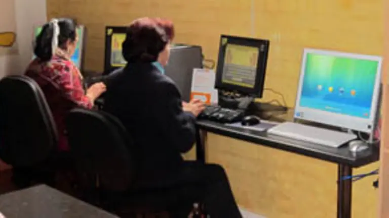 Algunas de las participantes en las clases de informática. 