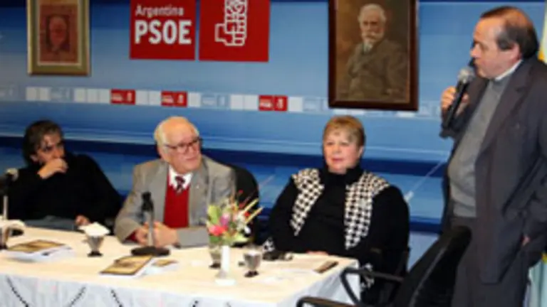 Carlos Ameijeiras, residente del A.B.C. de Corcubi&oacute;n, durante su intervenci&oacute;n en la presentaci&oacute;n del Libro de Xos&eacute; Vidal, acompa&ntilde;ado en la mesa por Gustavo L&oacute;pez, Xos&eacute; Ant&oacute;n Vidal y Stella Maris. 