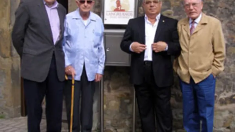 Los homenajeados, en la entrada de la sede de la asociaci&oacute;n en la Torre de la Quintana. 