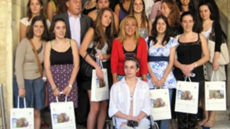 Isabel Carrasco posa junto a los jóvenes descendientes en la Diputación. 